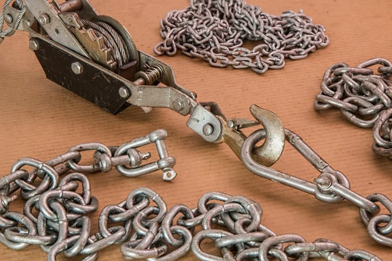 Tow Strap vs Chain: Snap-Back Injury Risk When Recovery Tools Break